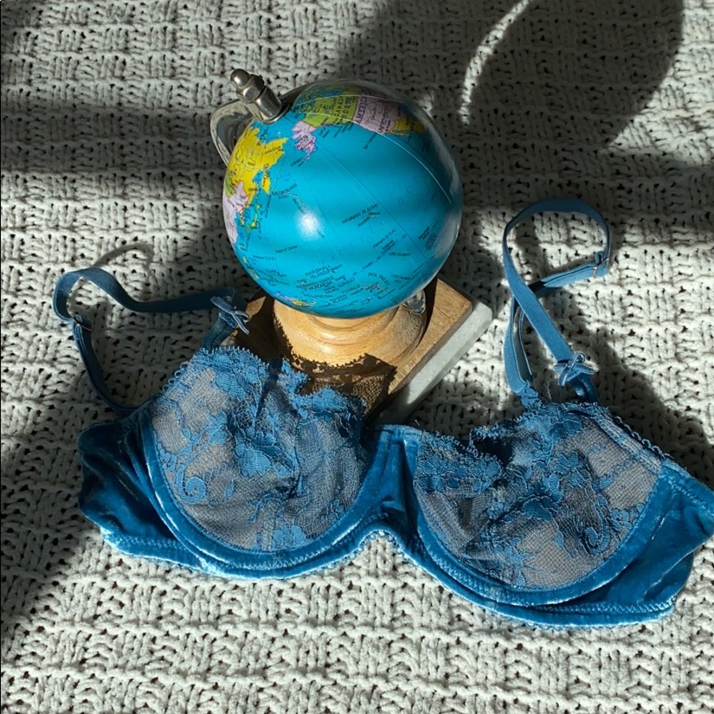 Velvet & lace “push-up without padding” bra